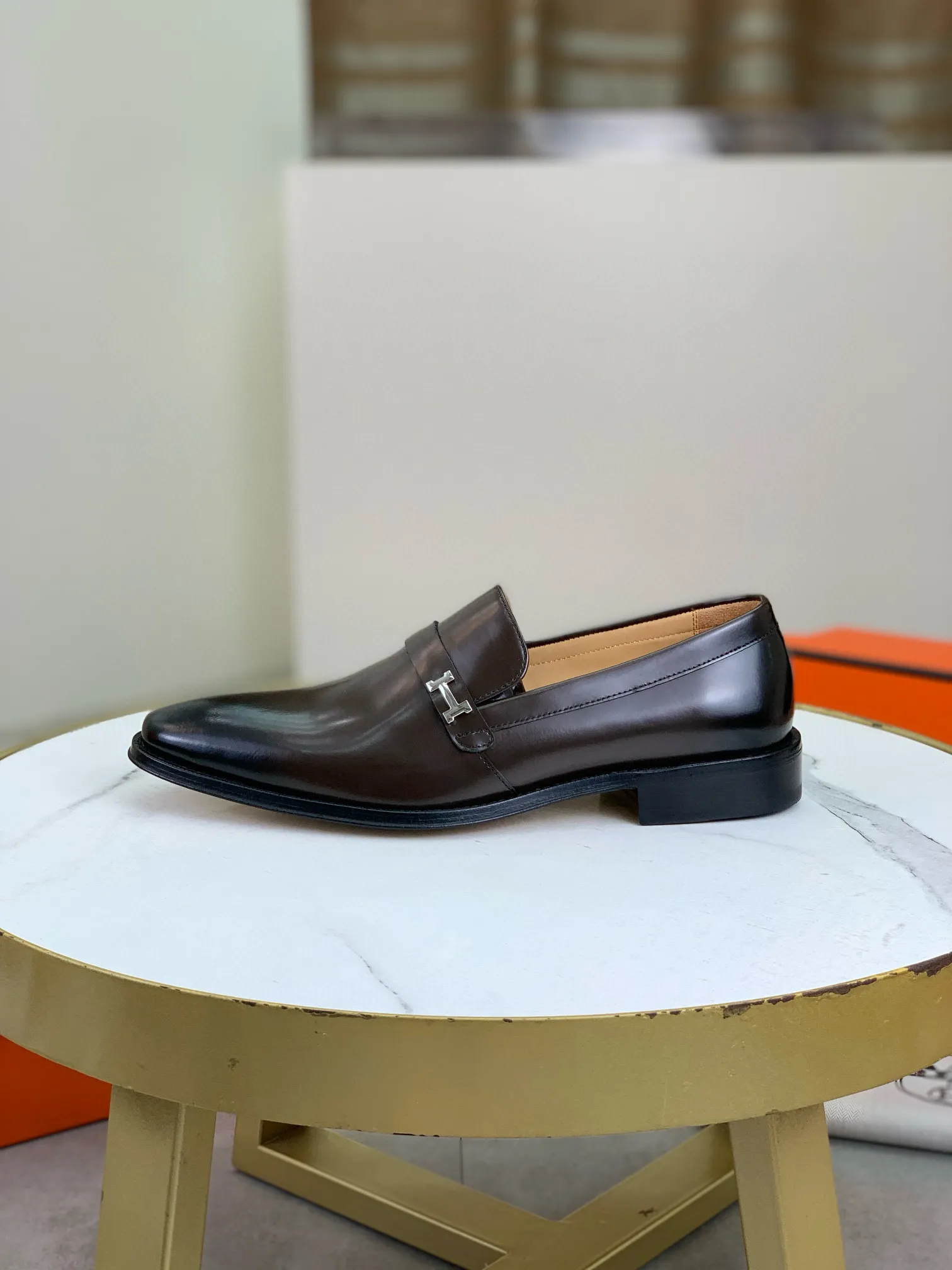 Factory price P960 💰Top version 💎💎💎 Original leather outsole Brand: Hermès (Hermès) Standard code: Men's size 39-44 (38, 45 can be customized) Grade: Same as the official website Original quality materials: Original soft calfskin Water-dyed cowhide lining Original Italian leather outsole Style categories: Men's fashion Formal casual leather shoes Slip-on men's shoes series Young fashion European and American trends, British style, colors: multiple options, counter packaging